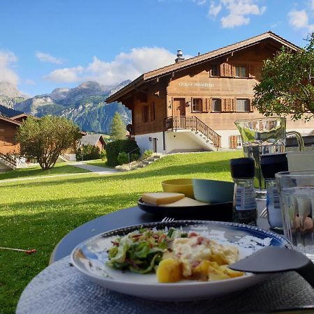 Chalet Spitzhorn - Your Peak Getaway - Private Terrasse & Gratis Parkplatz Gsteig エクステリア 写真